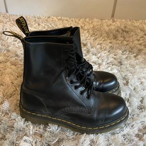 1460 women’s smooth leather lace up boots